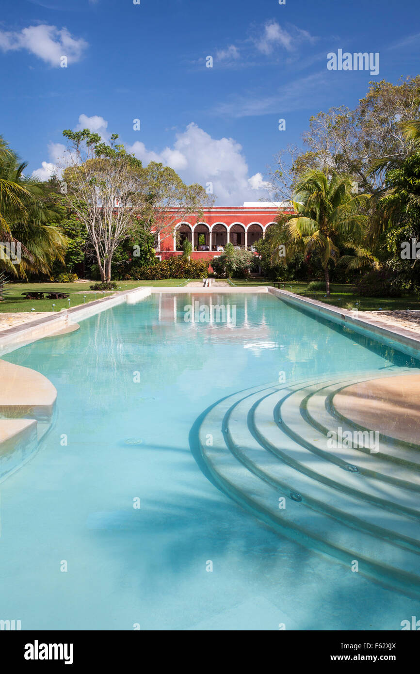 Piscina en la Hacienda Temozon en Yucatán, México. Foto de stock