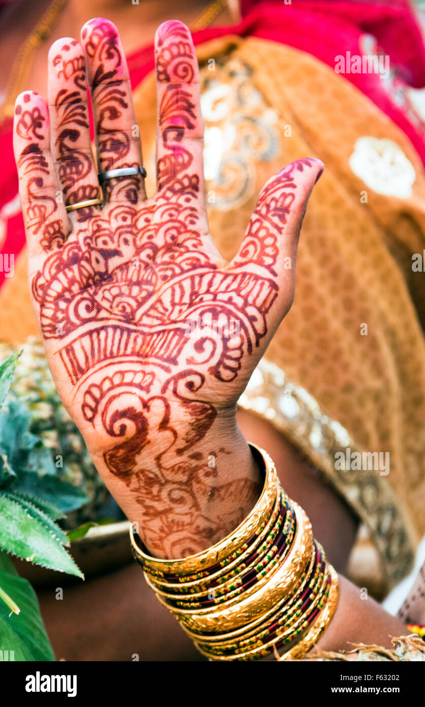 Bellos diseños de henna decorando la mano de una mujer india Fotografía de  stock - Alamy