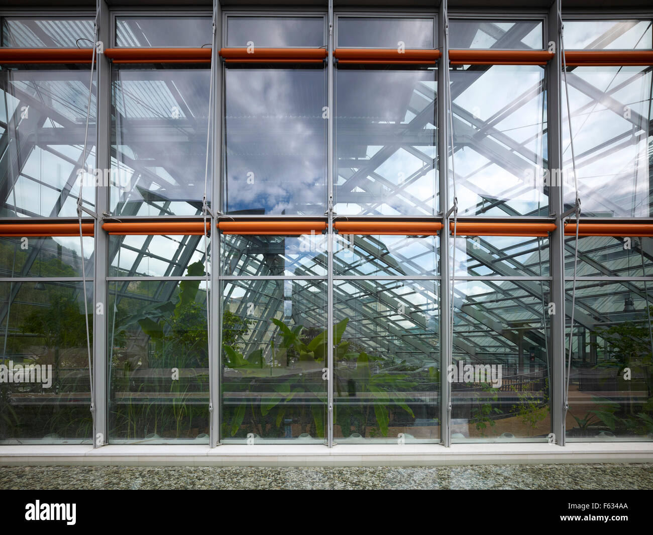 Panel de vidrio del invernadero. Musa Museo de la ciencia, Trentino, Italia. Arquitecto: Renzo Piano Building Workshop, 2013. Foto de stock