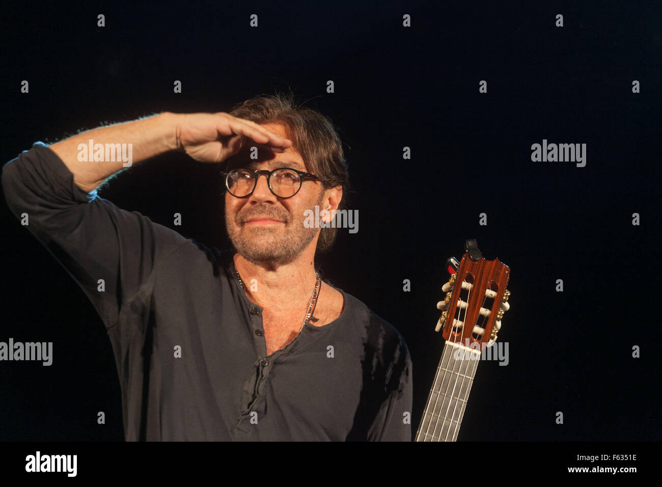 Al Di Meola un aclamado guitarrista de jazz fusión americana actuar en el  escenario del 19º Festival de Jazz Sarajevo Fotografía de stock - Alamy