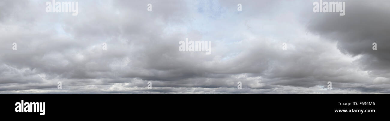 Cielo panorámica nubes grises con un toque de azul cielo en partes Foto de stock