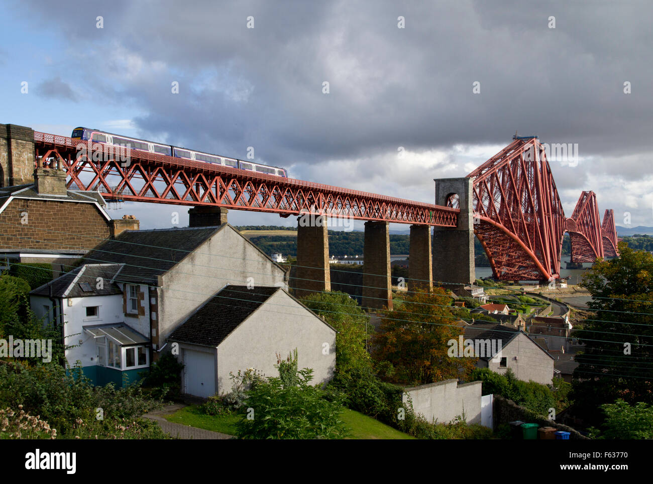 Un tren que cruza el Forth Railway Bridge sobre el Firth of Forth en Escocia. Foto de stock