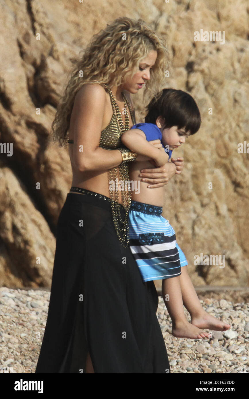 Shakira films un comercial en Tossa de Mar, España. El cantante lleva un  bikini y una falda con ranuras y es visto jugando con su hijo mayor Milán  mientras toma un descanso