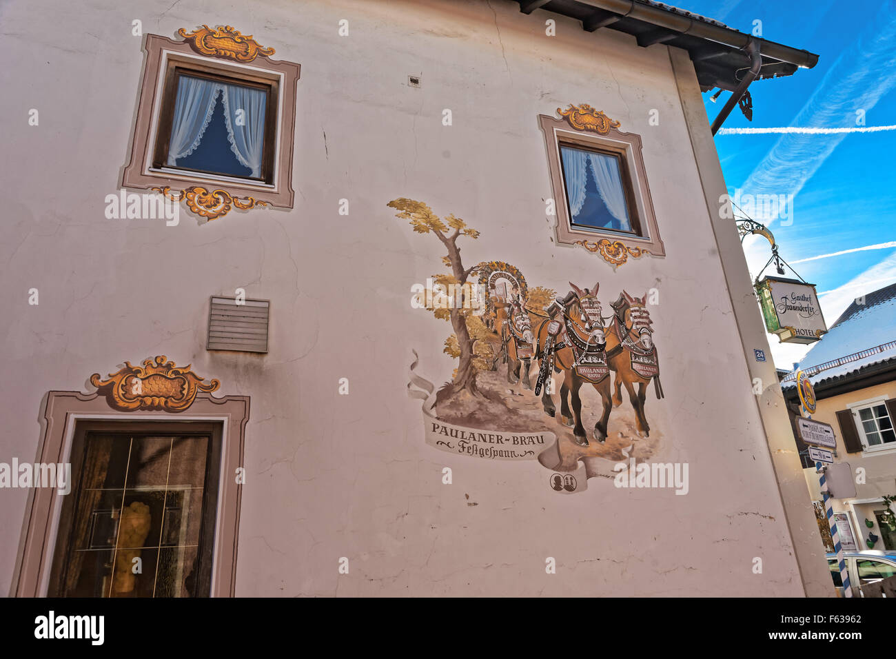 GARMISCH-Partenkirchen, Alemania - Enero 06, 2015: la bella pintura de la fachada de la casa en Garmisch-Partenkirchen. Los bávaros tienen una larga historia de decorar los exteriores de sus casas Foto de stock