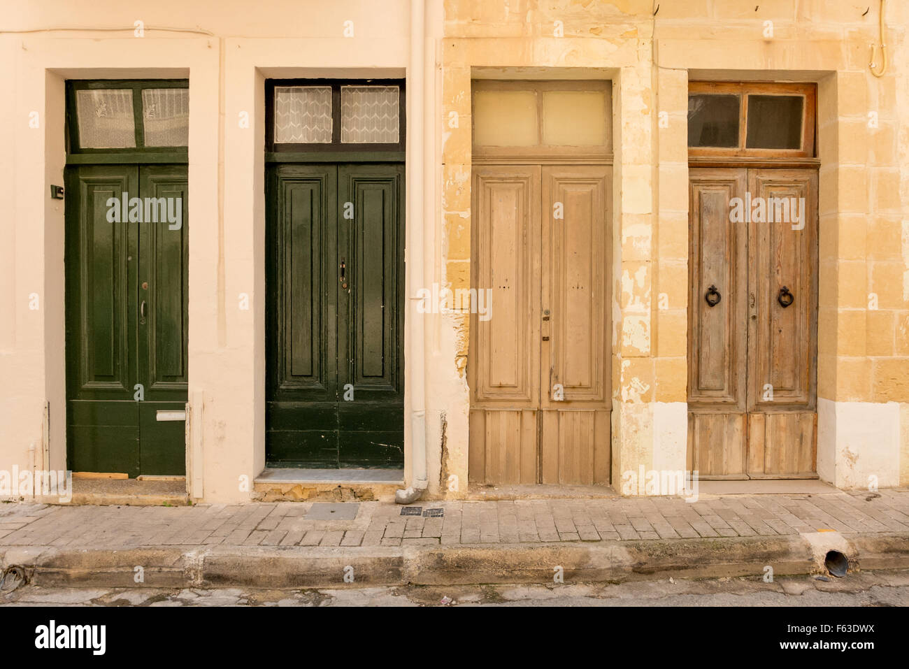 Vecinos de puertas en Marsalforn, Gozo y Malta. Foto de stock