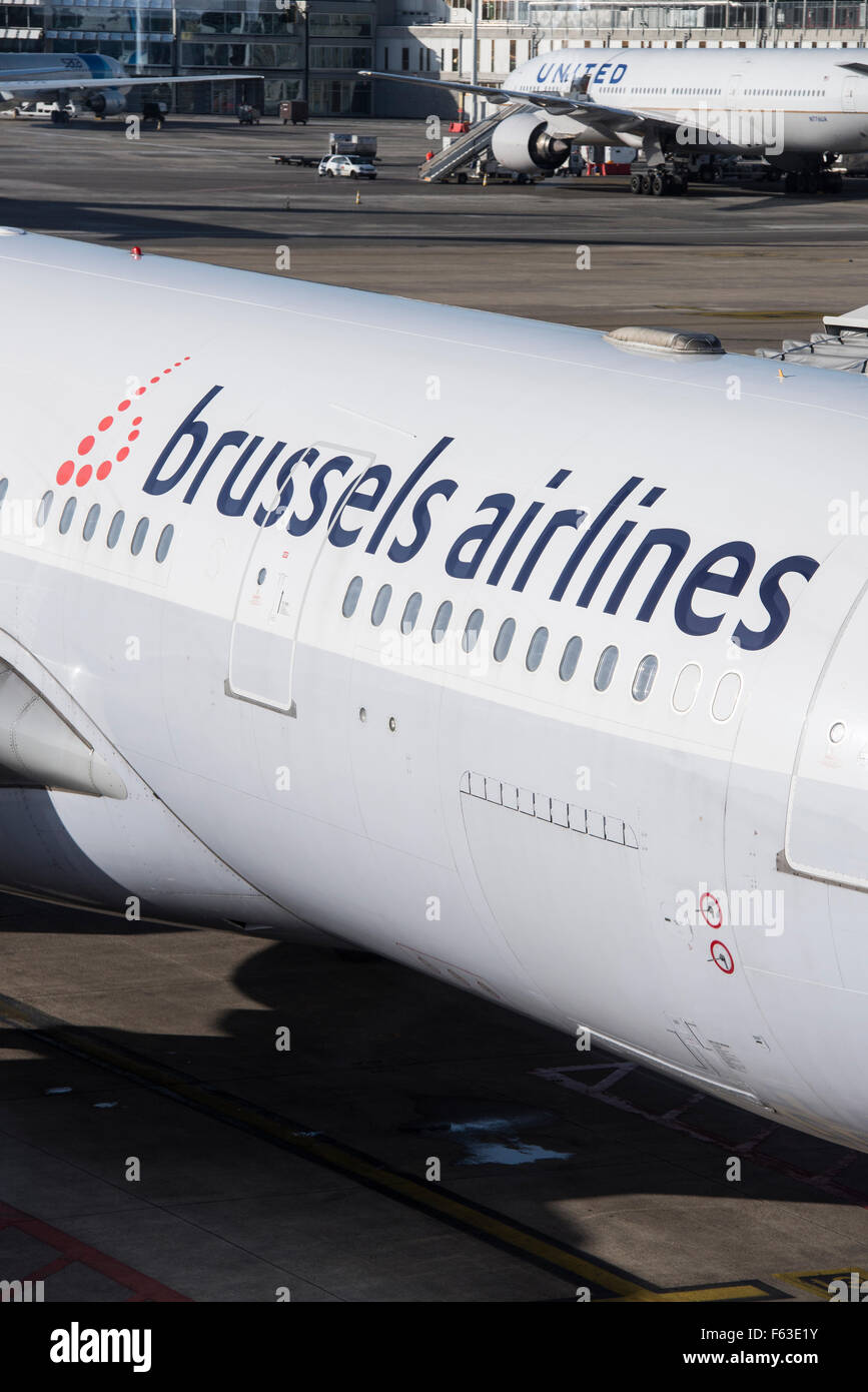 Logotipo de Brussels Airlines en aviones Airbus A330-223 con OO-registro FEJ en el aeropuerto de Bruselas Foto de stock