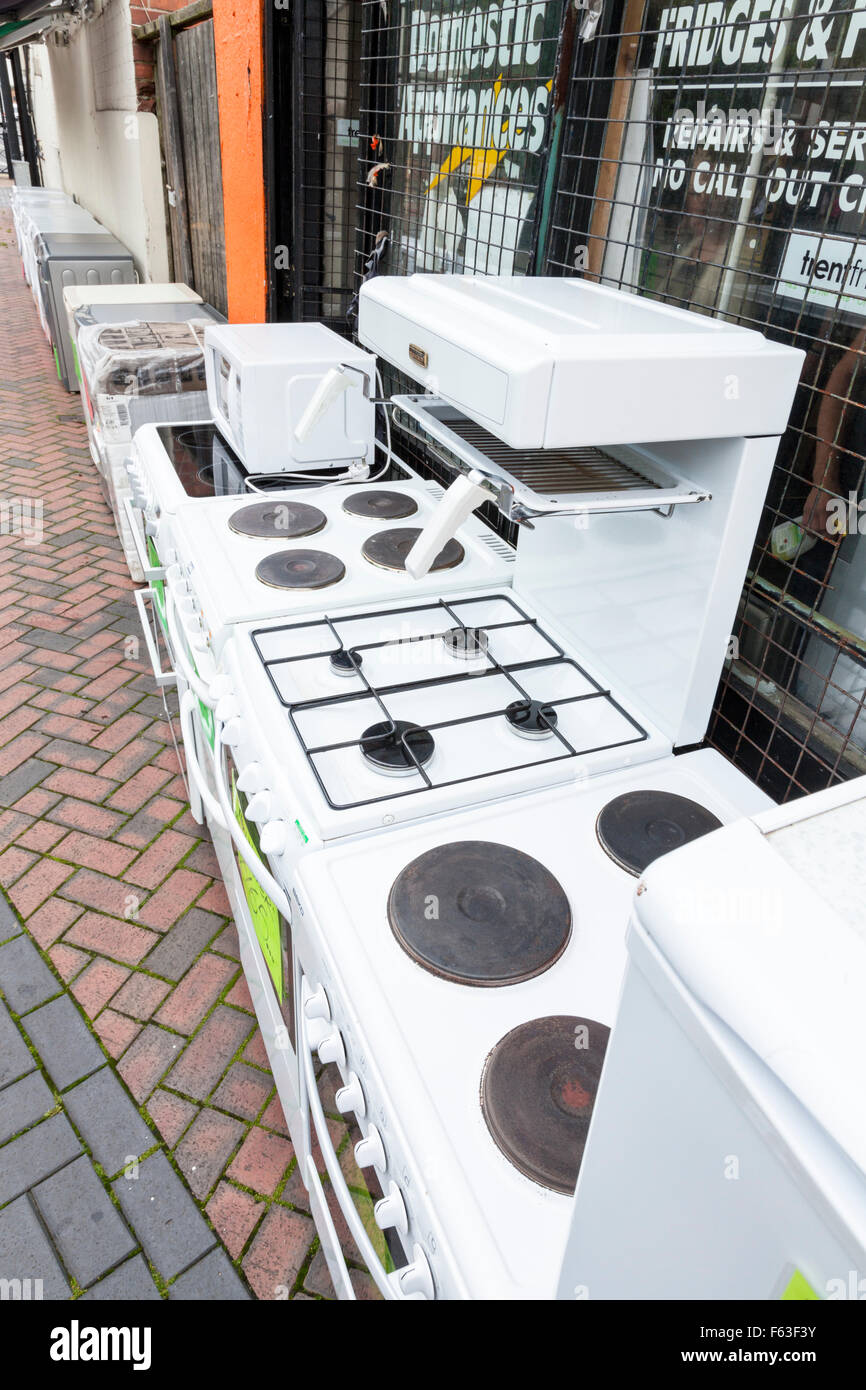 Cocinas de segunda mano, viejos productos de línea blanca y electrodomésticos usados para la venta tienda en calle del centro de la ciudad británica, Nottinghamshire, Inglaterra, Reino Unido