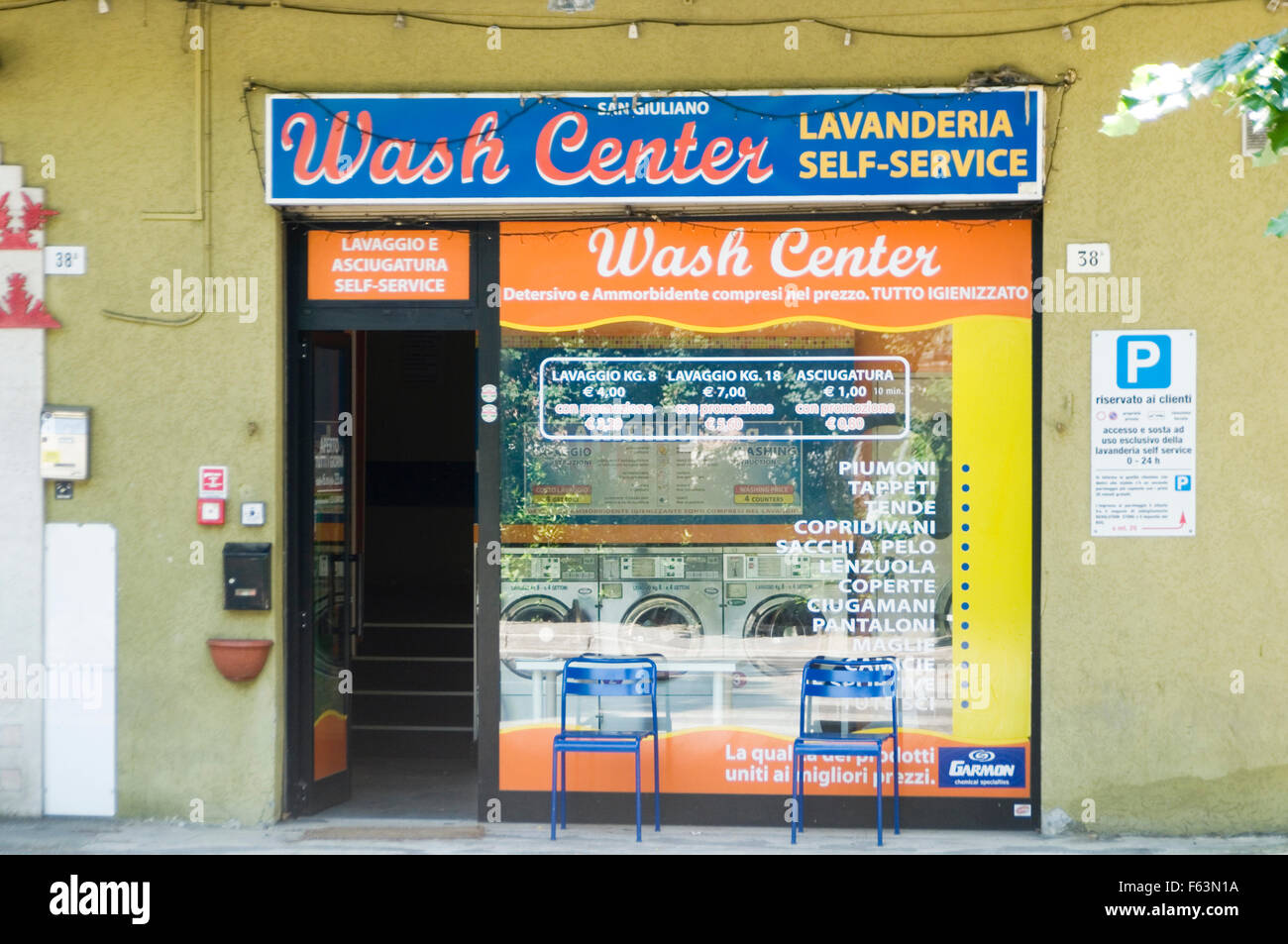 Lavandería lavanderías italia italiano centro de lavado lavado de ropa  Fotografía de stock - Alamy