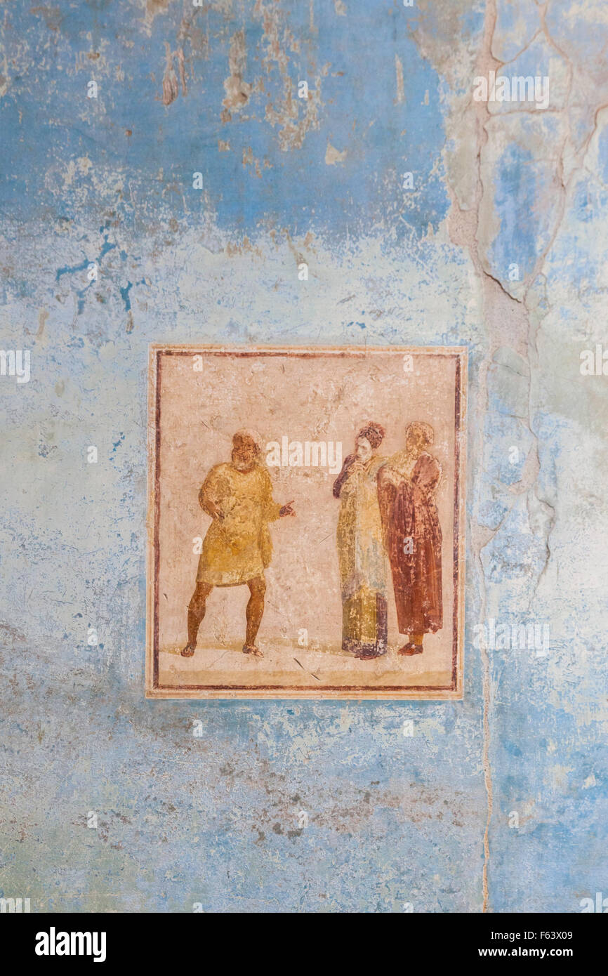 Pintura al fresco fresco mural representando una escena con tres personas en una pared en una casa restaurada en Pompeya, Nápoles, Italia Foto de stock