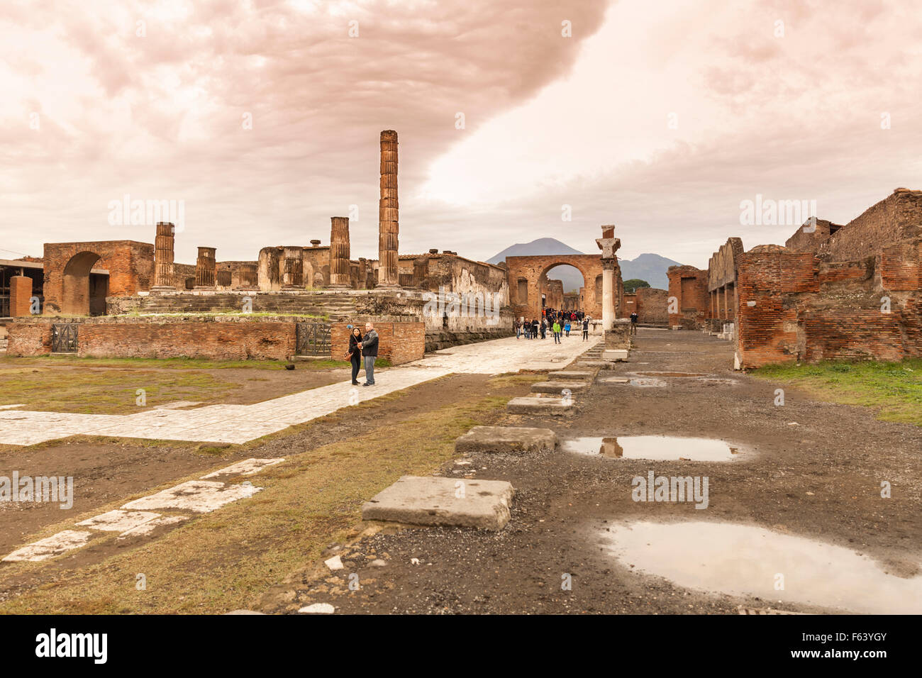 Foro de Pompeya y de las ruinas en el antiguo yacimiento romano de Pompeya, cerca de Nápoles, Italia Foto de stock