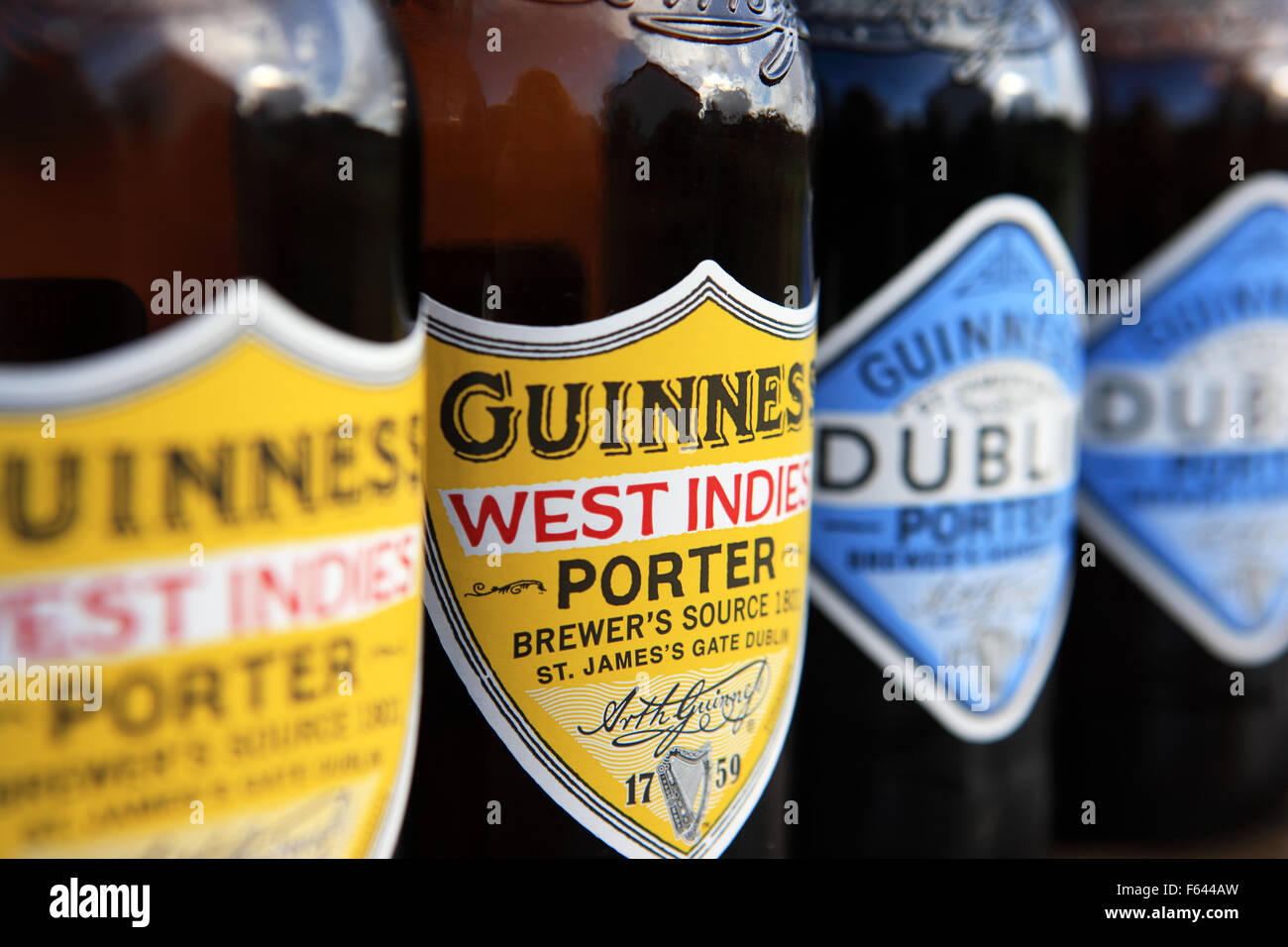 Botellas de West Indies y Dublín Guinness Porter Foto de stock