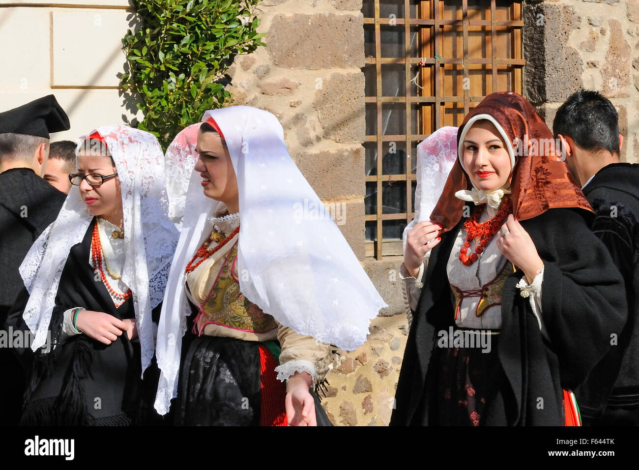 Jóvenes mujeres sardas en ropas tradicionales durante una fiesta de carnaval, Seneghe, Cerdeña, Italia, Europa Foto de stock