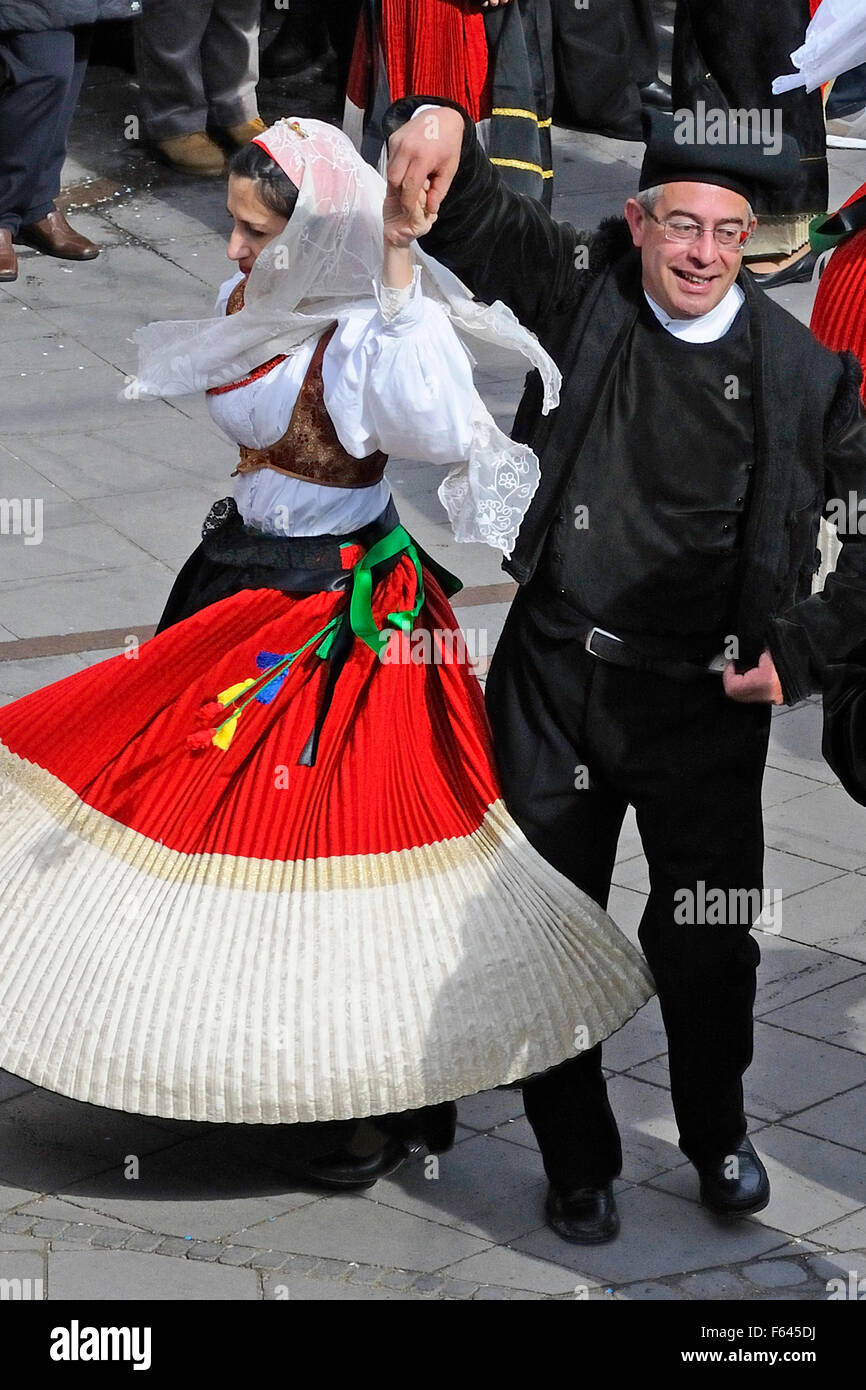 Sardos ropa tradicional durante un baile en la fiesta de carnaval, Seneghe, Cerdeña, Italia, Europa Fotografía de stock - Alamy