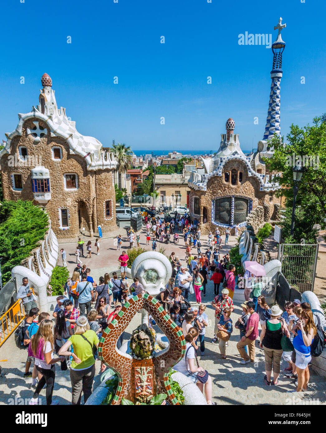 España, Cataluña, Barcelona, barrio de Gracia, el Parque Güell, el dragón fuente en la entrada del parque, es un popular punto focal Foto de stock
