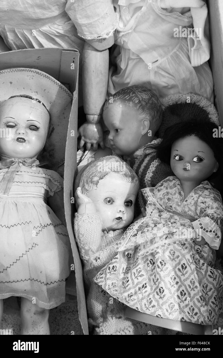 Muñecas antiguas en un junk yard venta Fotografía de stock - Alamy