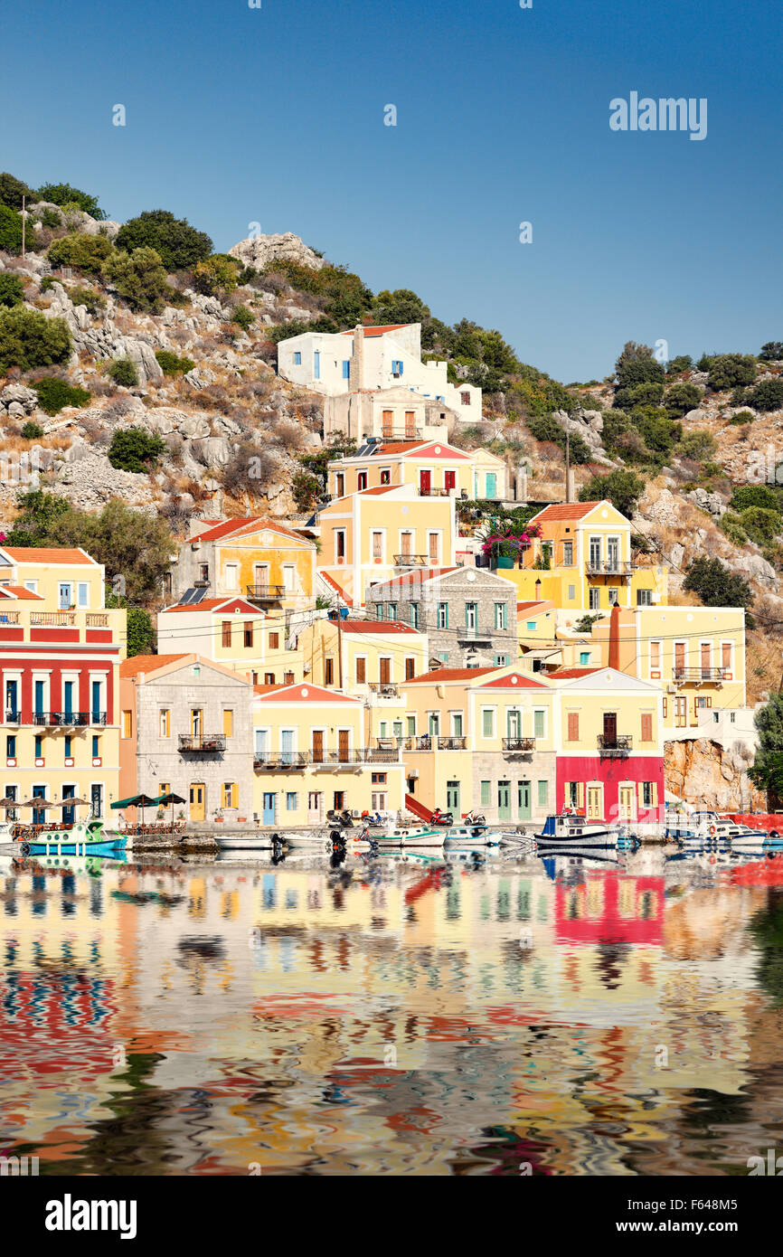 El puerto de Symi island es sin duda la más hermosa en Grecia. Foto de stock