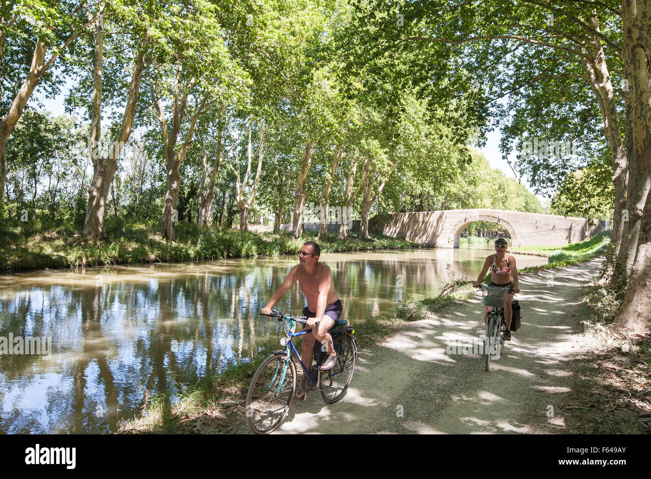 Sur,Francia,costa,vacaciones,Canal,du,Midi,verano,Narbonne,ruta en bicicleta  a lo largo de Canal de la robine,avión,árboles,moto,bicicleta,activo  Fotografía de stock - Alamy