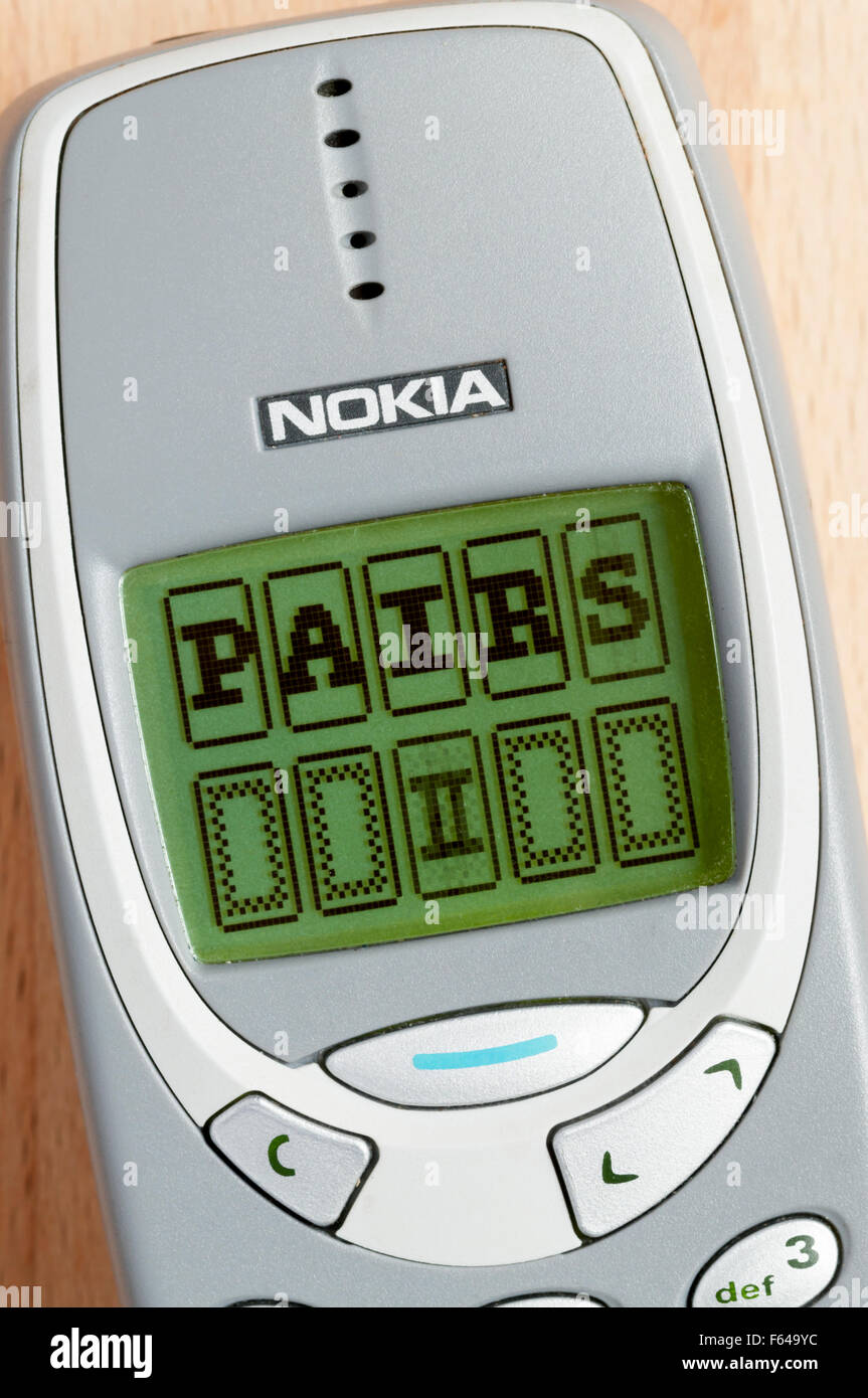 La pantalla de título del culto pares II juego en un "teléfono móvil Nokia 3310. Foto de stock