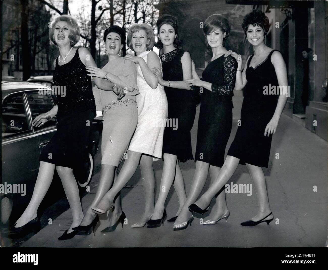 1957 - Off Para la elegancia Festival: Seis Misses han sido reclutados por  la elegancia francesa comité para representar a Francia en el Festival de  elegancia que contemplamos en Alemania. La foto