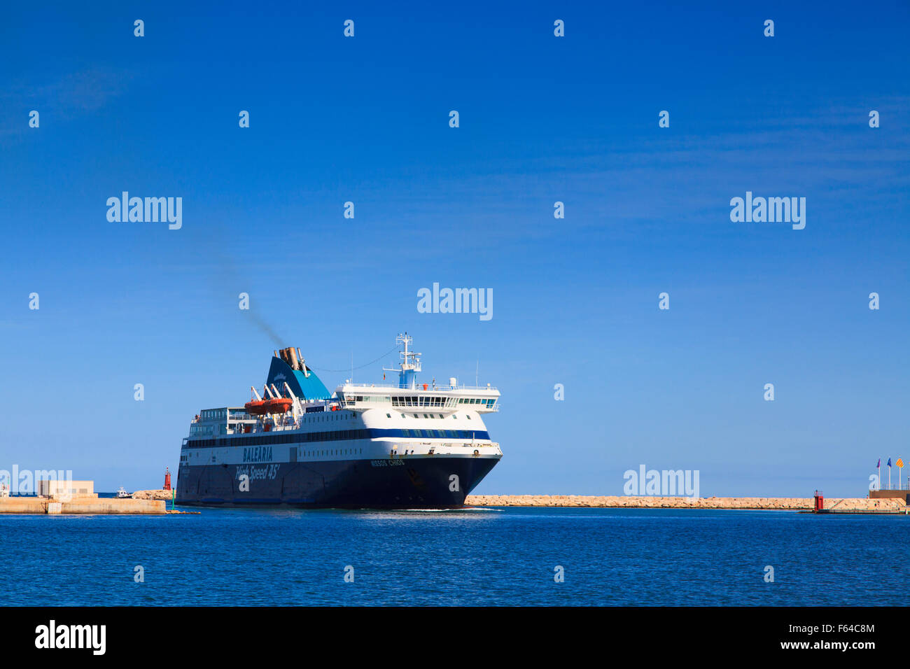 Alta velocidad de Balearia Ferry Islas Baleares 45 de entrar en el puerto de Denia en España Foto de stock