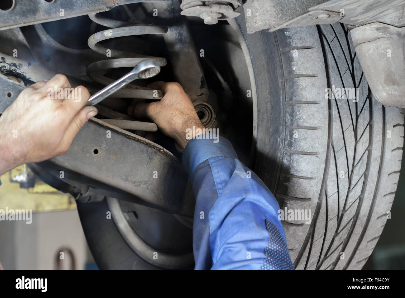 Manos mecánica para reparar la suspensión en el coche Fotografía de stock -  Alamy