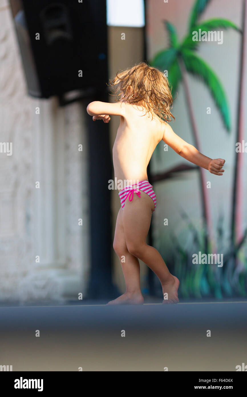 Little girl dancing beach fotografías e imágenes de alta resolución -  Página 2 - Alamy