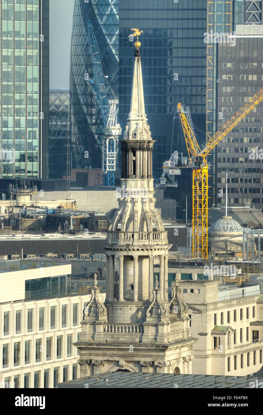 St Mary Le Bow la torre de la iglesia. La iglesia en el antiguo y el nuevo distrito financiero de Londres Foto de stock