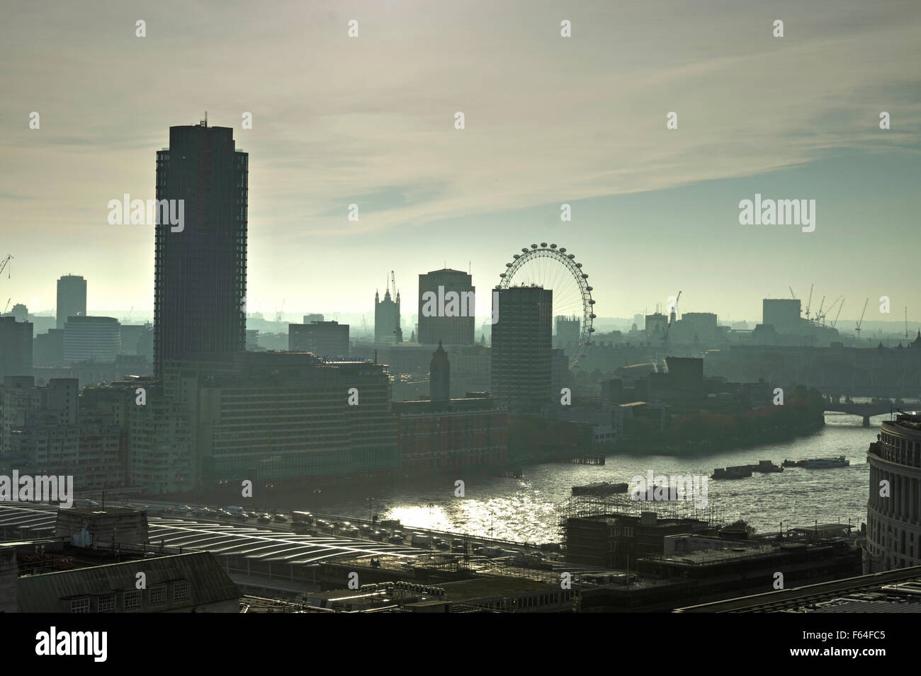 Misty skyline londinense. South Bank de Londres Foto de stock