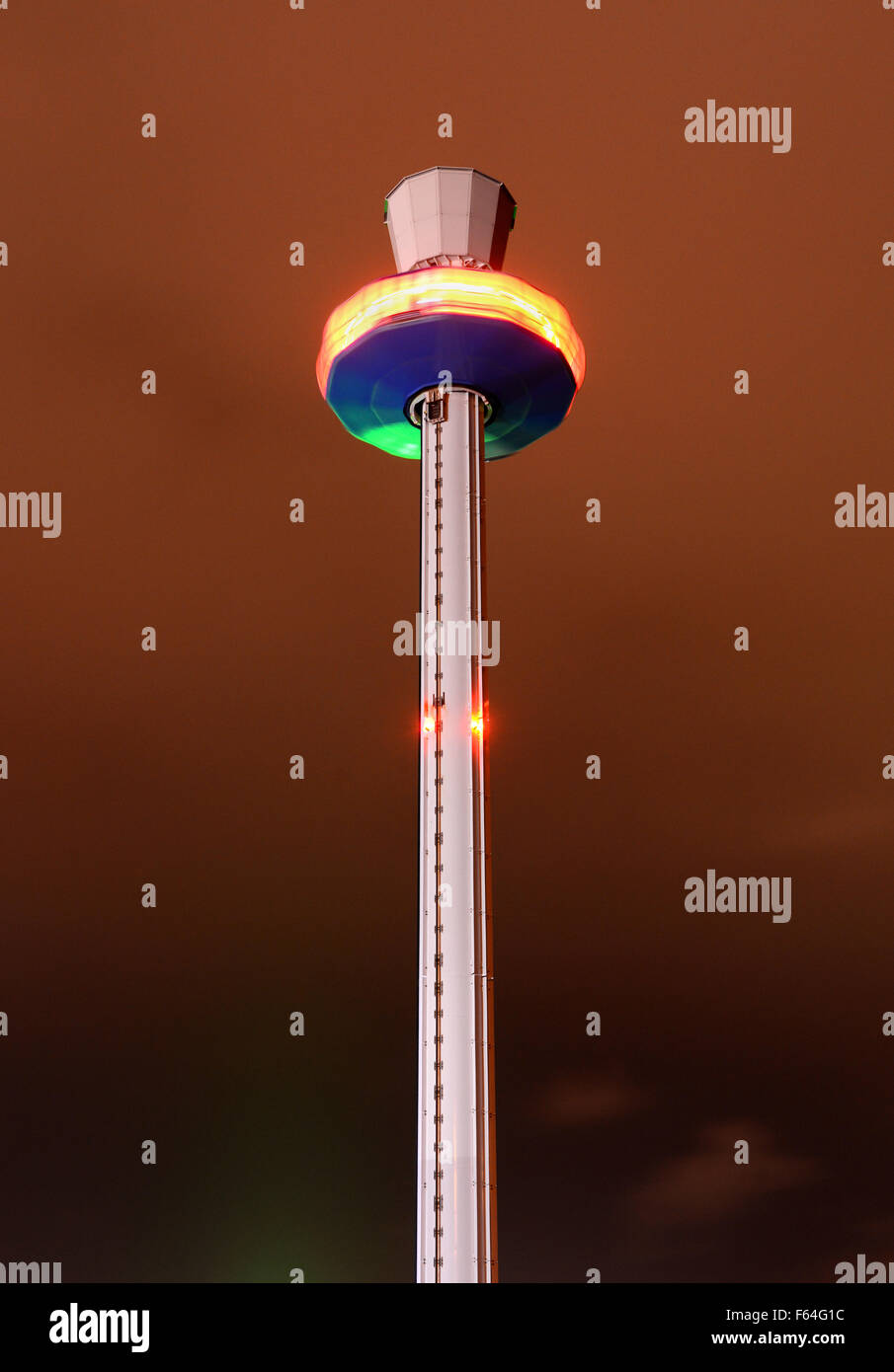 Jurassic Skyline tower se ilumina en rojo amapola para la noche del Día del Recuerdo en Weymouth, Dorset, Inglaterra, Reino Unido Foto de stock