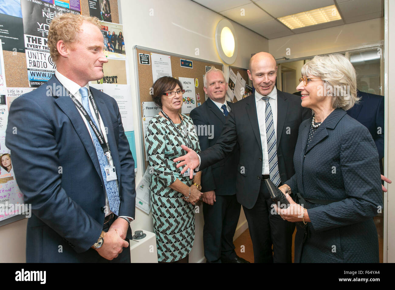 El 30/09/15 Su Alteza Real la duquesa de Gloucester visitas la sociedad infantil La oficina de Manchester en el centro de Sión ,Hulme Foto de stock