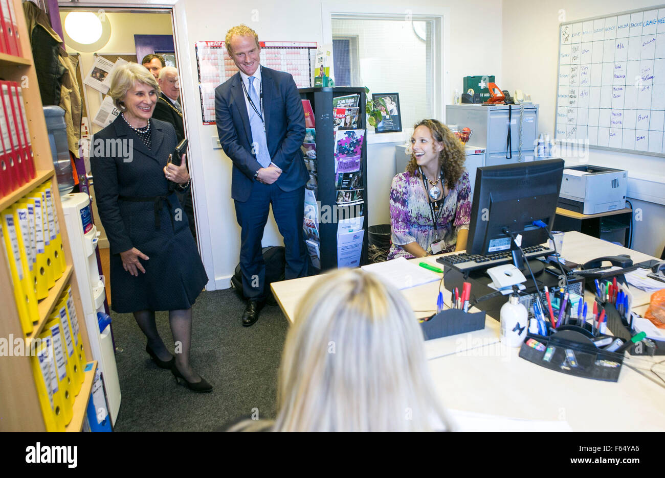 El 30/09/15 Su Alteza Real la duquesa de Gloucester visitas la sociedad infantil La oficina de Manchester en el centro de Sión ,Hulme Foto de stock