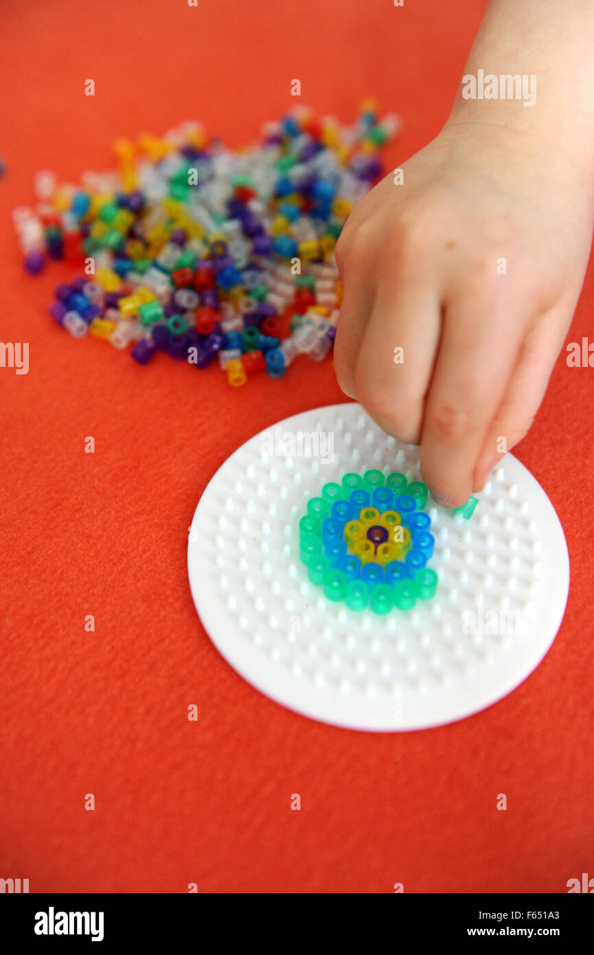 Una niña juega con perlas sobre un disco en Dresde (Sajonia), Alemania, el 27 de enero de 2013. Foto: Thomas Eisenhuth Foto de stock