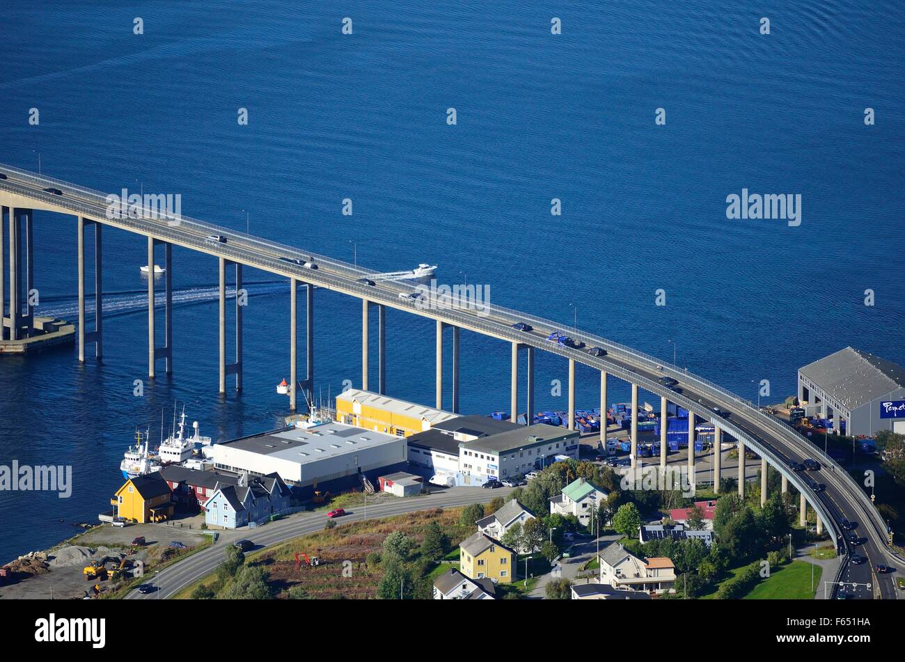 La hora pico de tráfico sobre el puente que conecta la isla de la ciudad de tromsoe al continente de tromsdalen Foto de stock