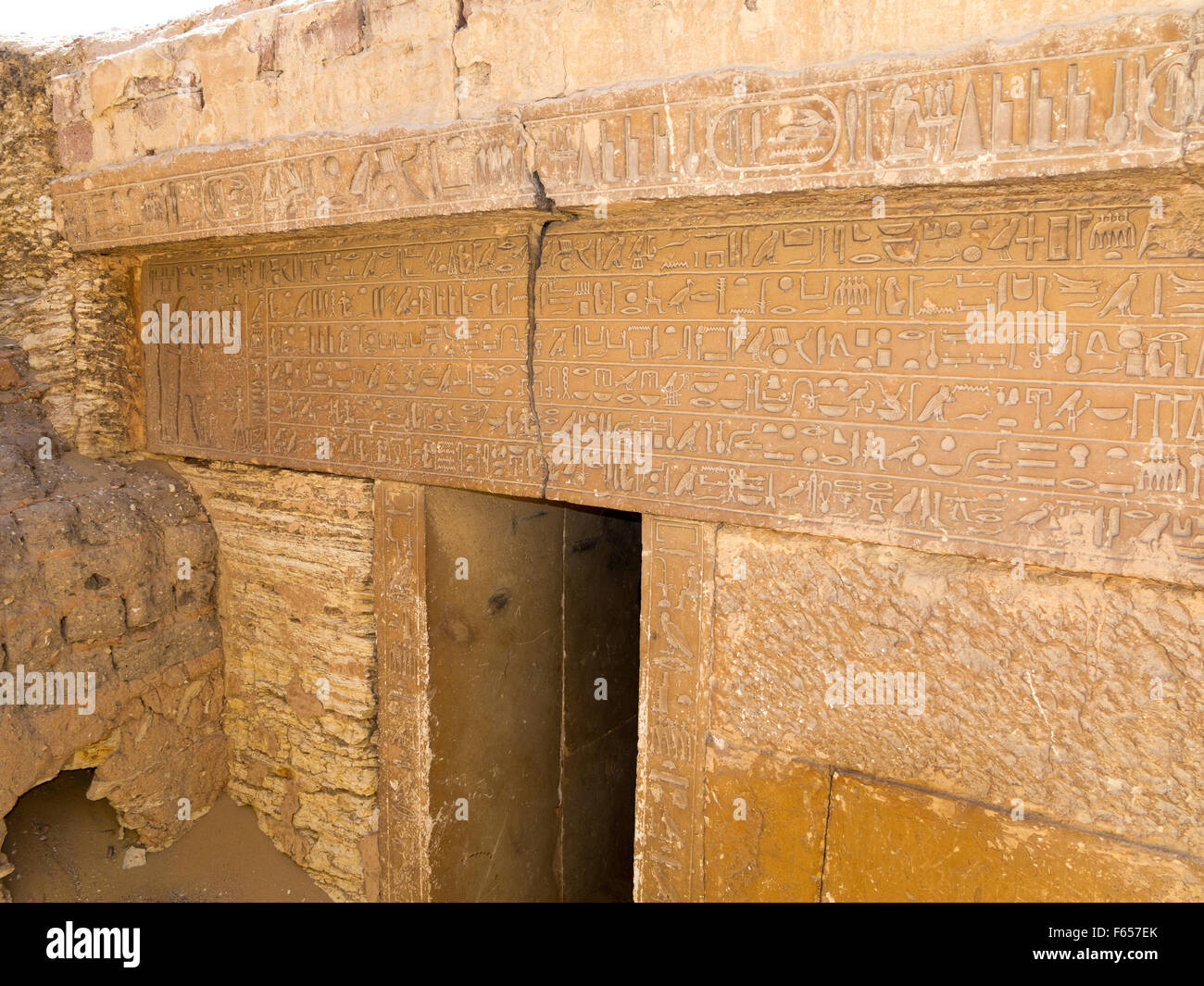 Dintel sobre tomb entrada con anus Cartouches en la necrópolis de Saqqara también conocido como Saqqara Egipto Foto de stock