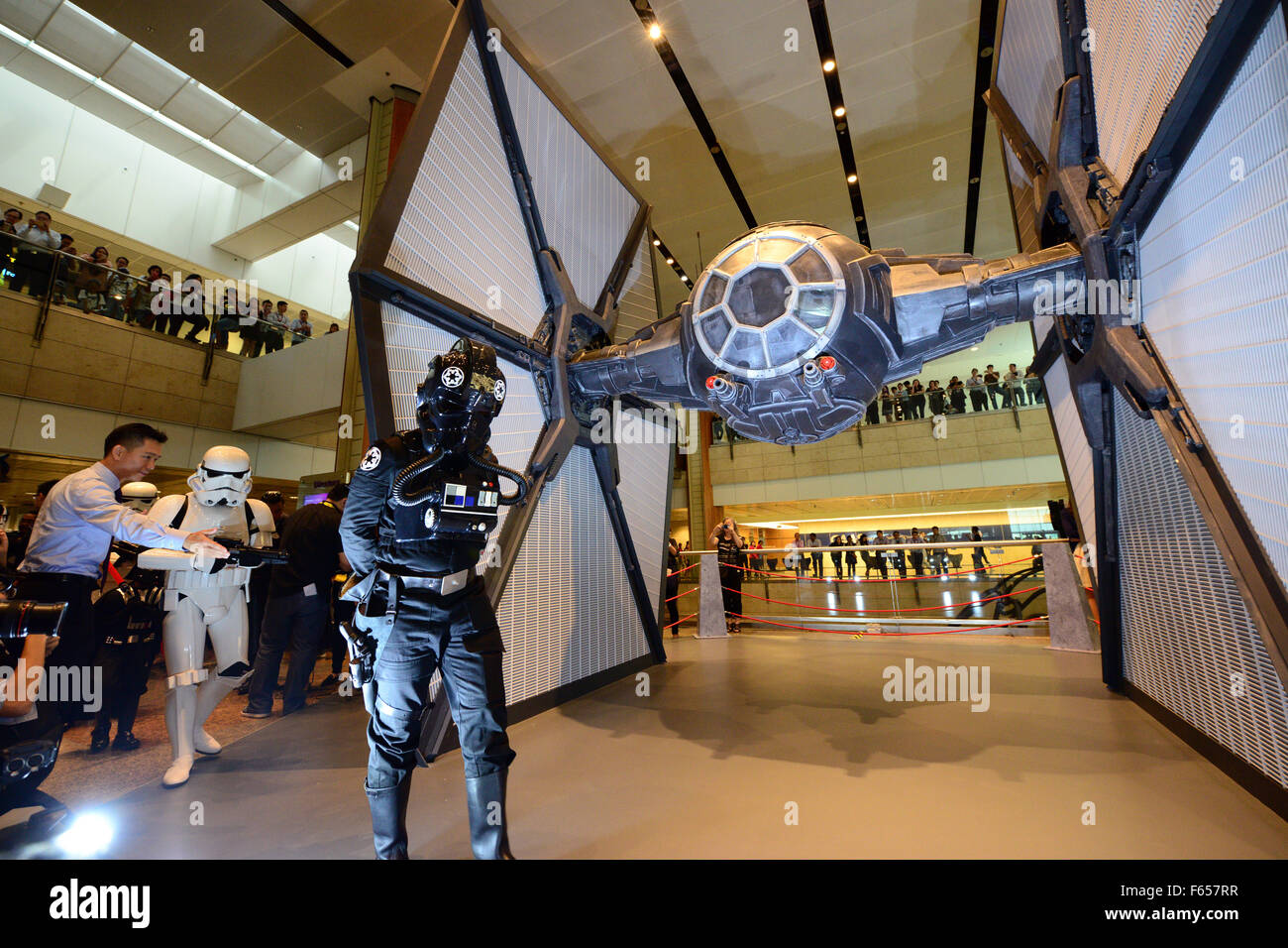 Singapur. 12 Nov, 2015. Artistas vestidos como personajes de la película 'Star  Wars' realice durante el 'Star Wars' modelos de combate ceremonia en el  aeropuerto Changi de Singapur, 12 Nov 2015. El