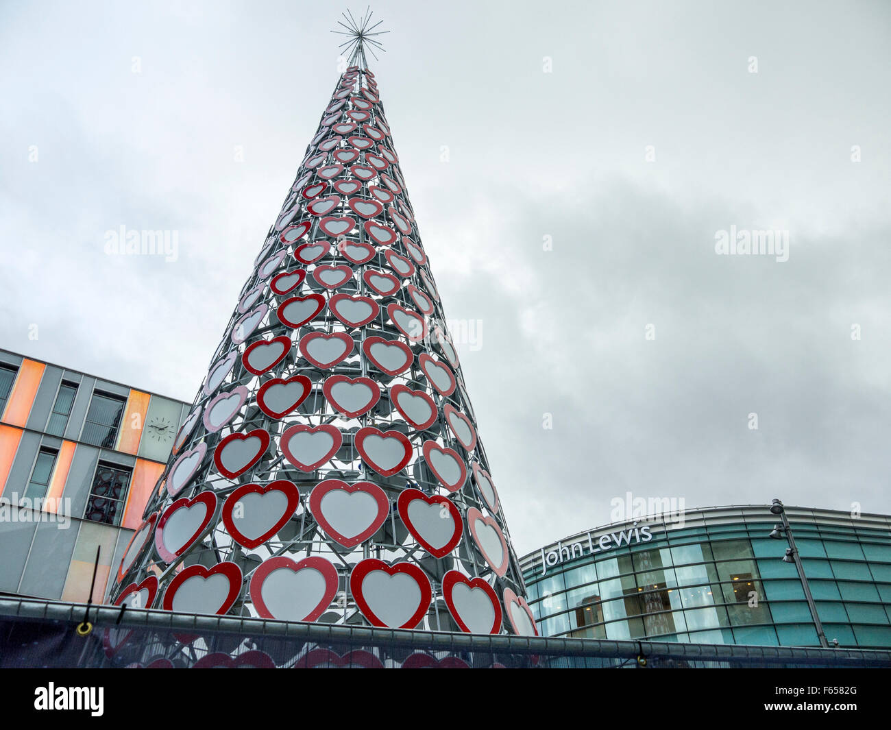 Árbol de Navidad más alto del Reino Unido está construyendo en Liverpool One shopping Centre en Liverpool. Foto de stock