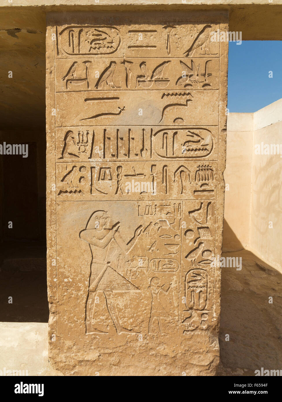 Pilar inscrito fecha al reinado de Anus en la necrópolis de Saqqara también conocido como Saqqara Egipto Foto de stock
