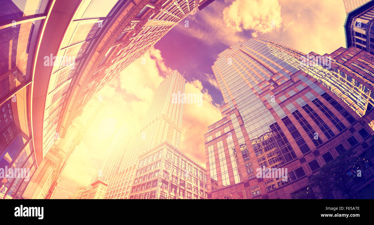 Lente ojo de pez de tonos Vintage foto de rascacielos de Manhattan al atardecer, la ciudad de Nueva York, EE.UU.. Foto de stock