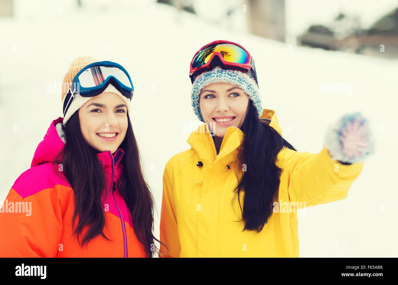Feliz amigas en gafas de esquí al aire libre Foto de stock