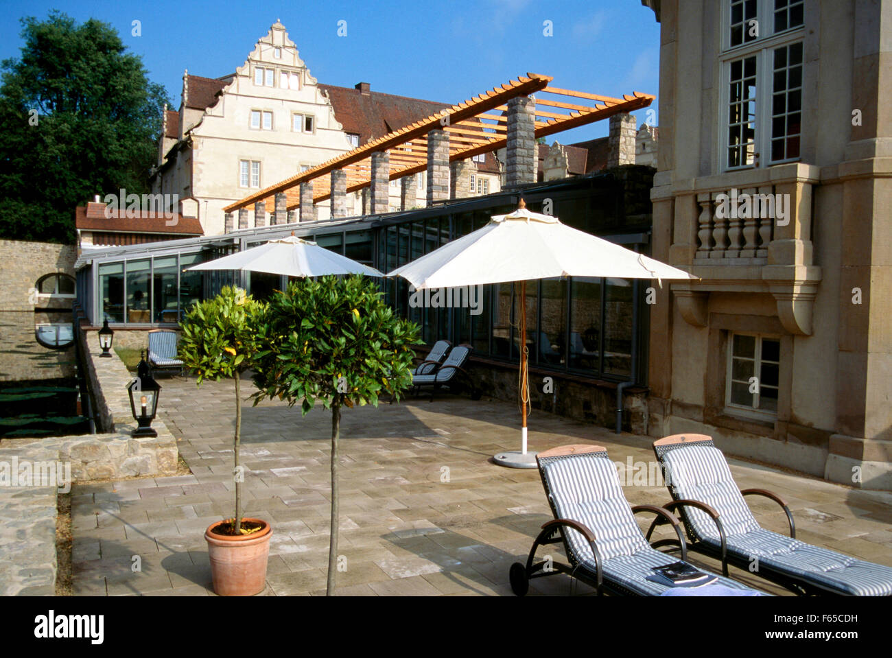 Terraza con hamacas en el Schlosshotel Munchhausen, Alemania Foto de stock