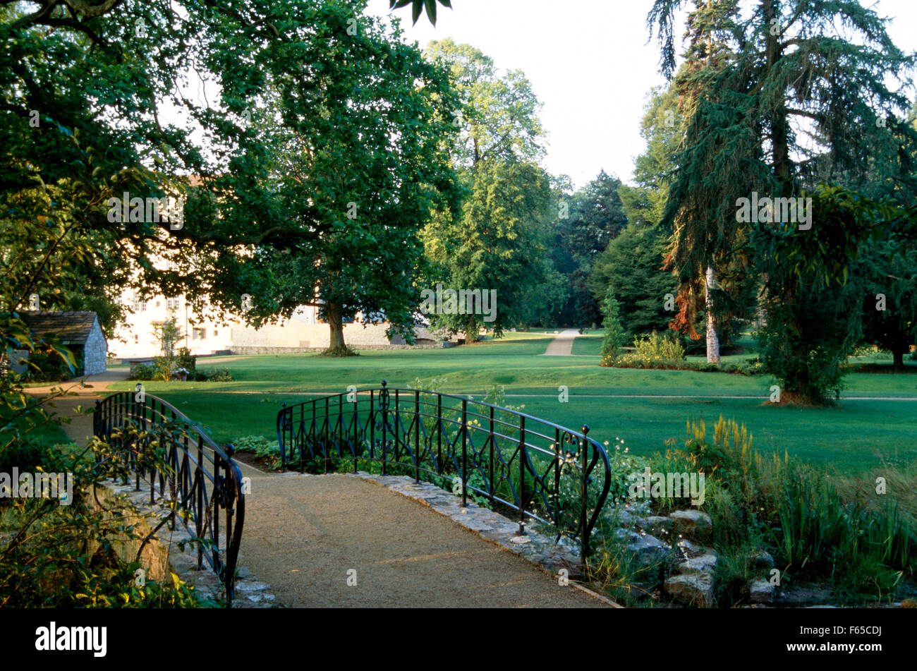Puente en el jardín barroco en el Schlosshotel Munchhausen, Alemania Foto de stock