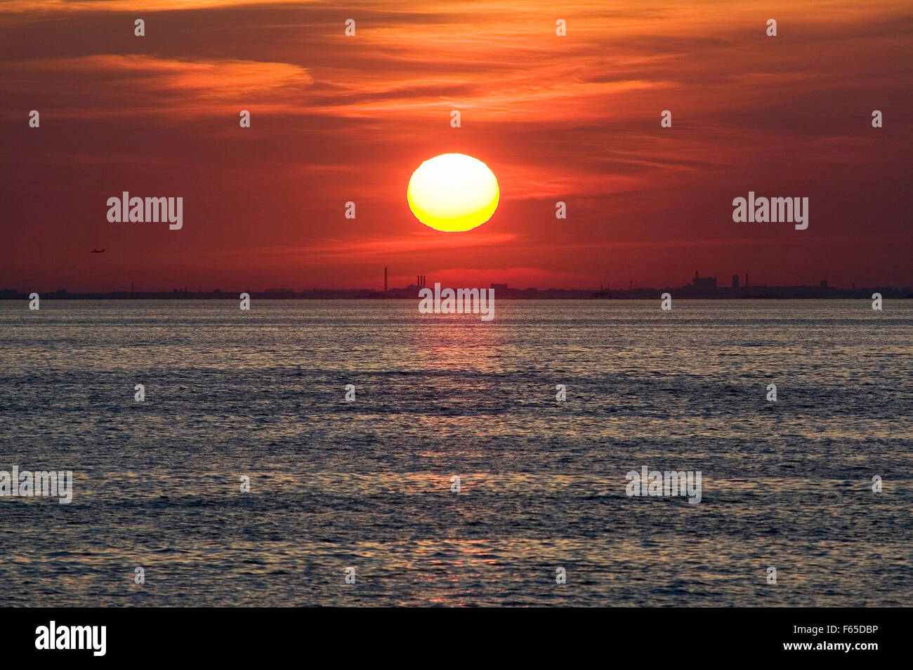Hermosa puesta de sol sobre el estrecho de Oresund, Malmo, Suecia Foto de stock