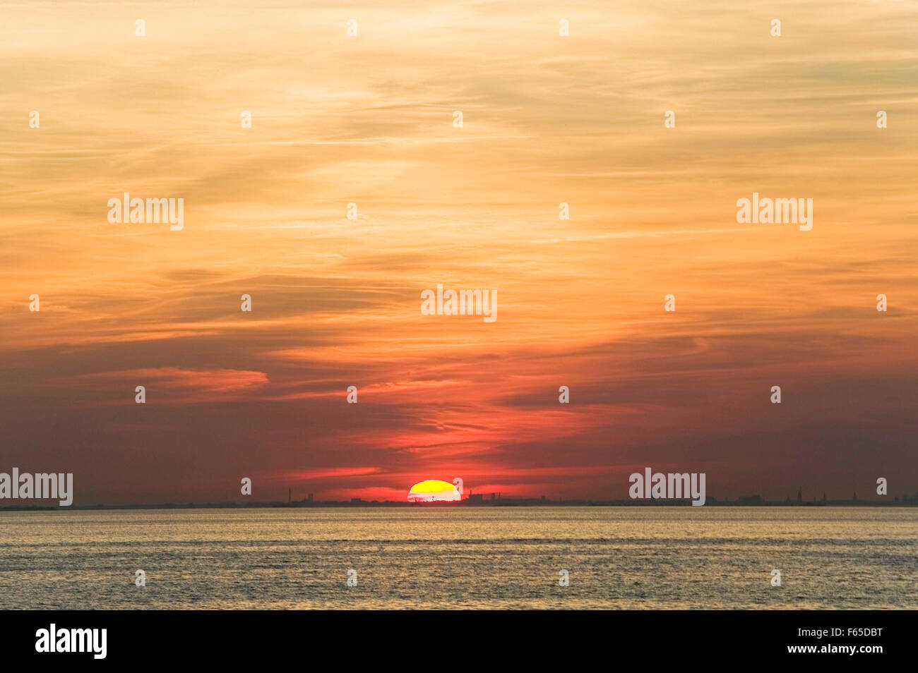 Hermosa puesta de sol sobre el estrecho de Oresund, Malmo, Suecia Foto de stock