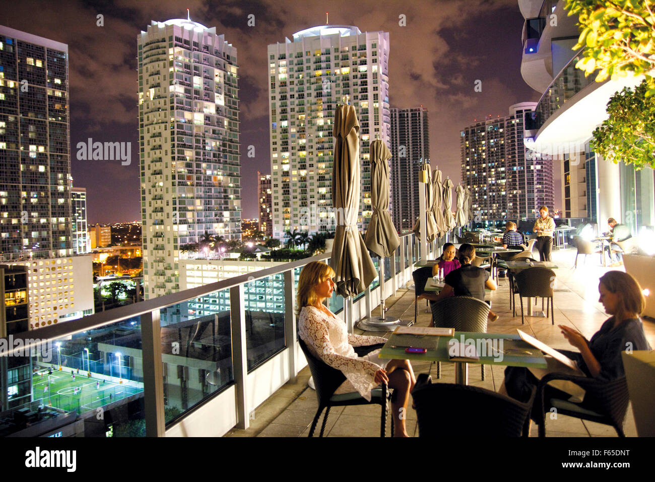 Los invitados en las mesas en la terraza del tejado del Área 31 Restaurante  por la noche, Miami, Florida, USA Fotografía de stock - Alamy