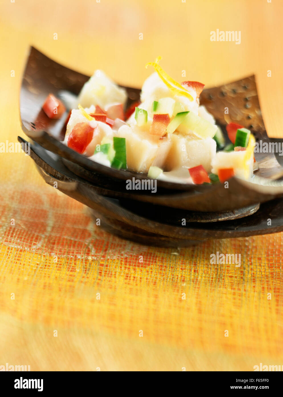 Ensalada de pescado crudo tailandés Foto de stock