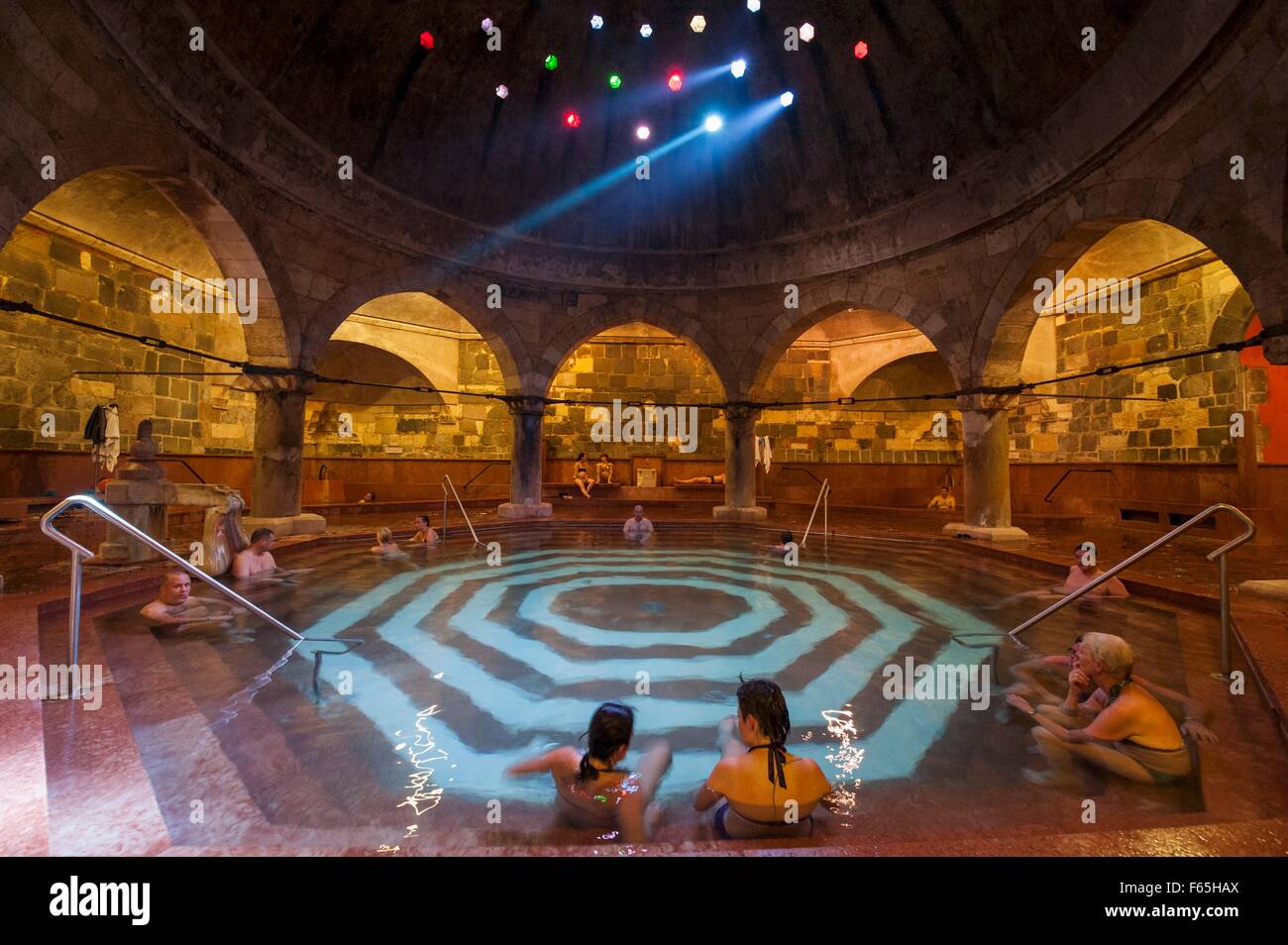 La piscina octogonal rodeada por arcos apuntados en el Baño Rudas,  Budapest, Hungría Fotografía de stock - Alamy