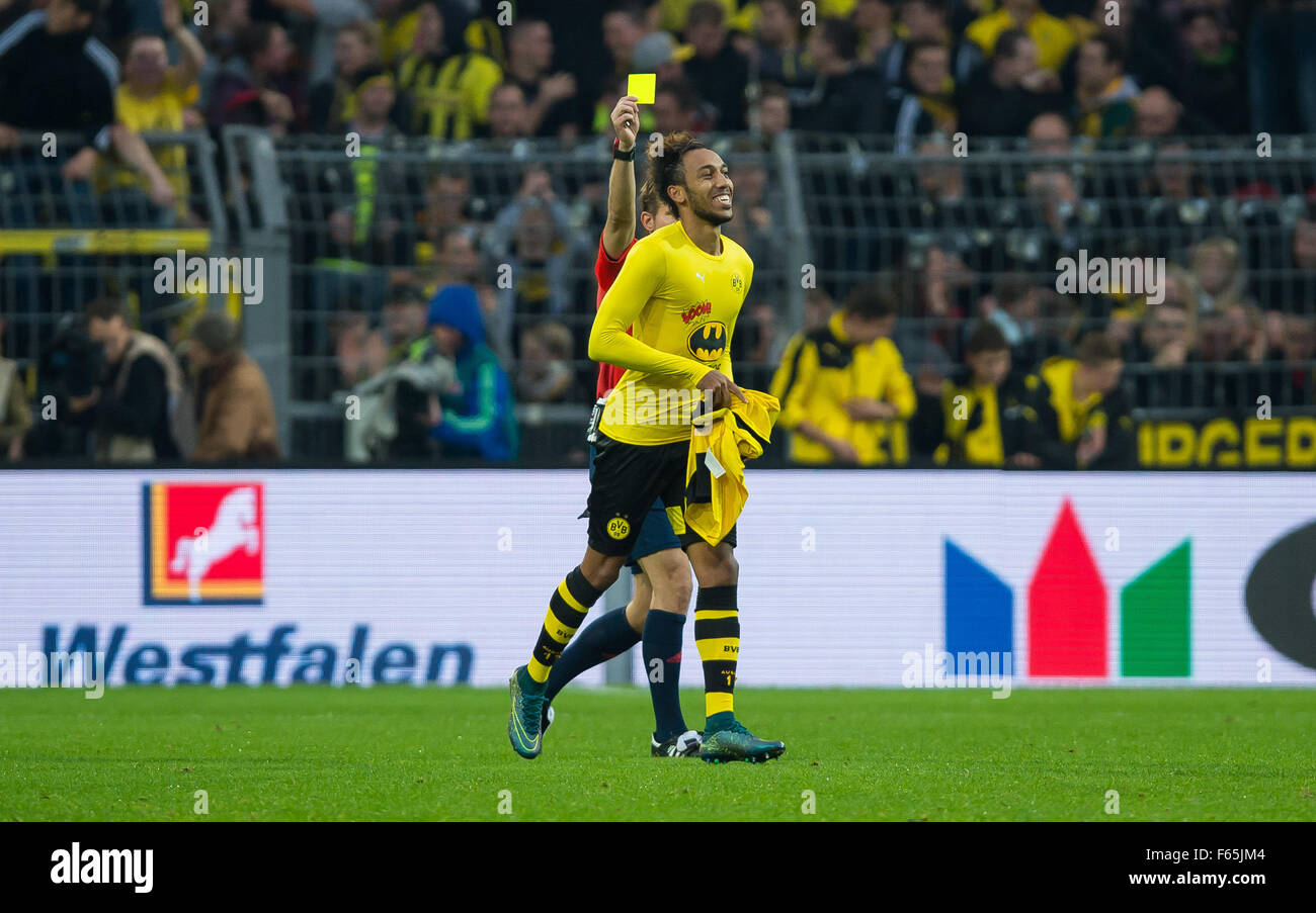 Dortmund, Alemania. 08 Nov, 2015. Dortmund es Pierre-Emerick Aubameyang (v)  celebra el gol en 3:1 y es de color amarillo por el árbitro Felix Brich  cardada para despegar su camisa para mostrar