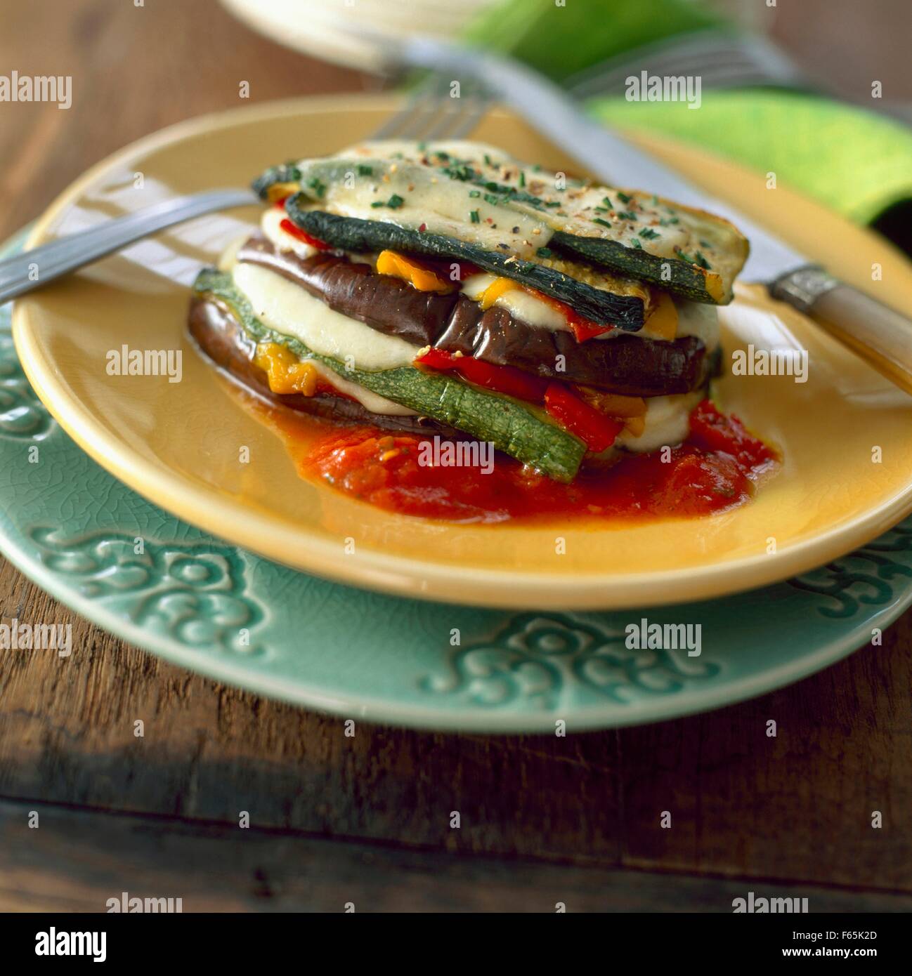 Verduras y mozzarella mille-feuille Foto de stock
