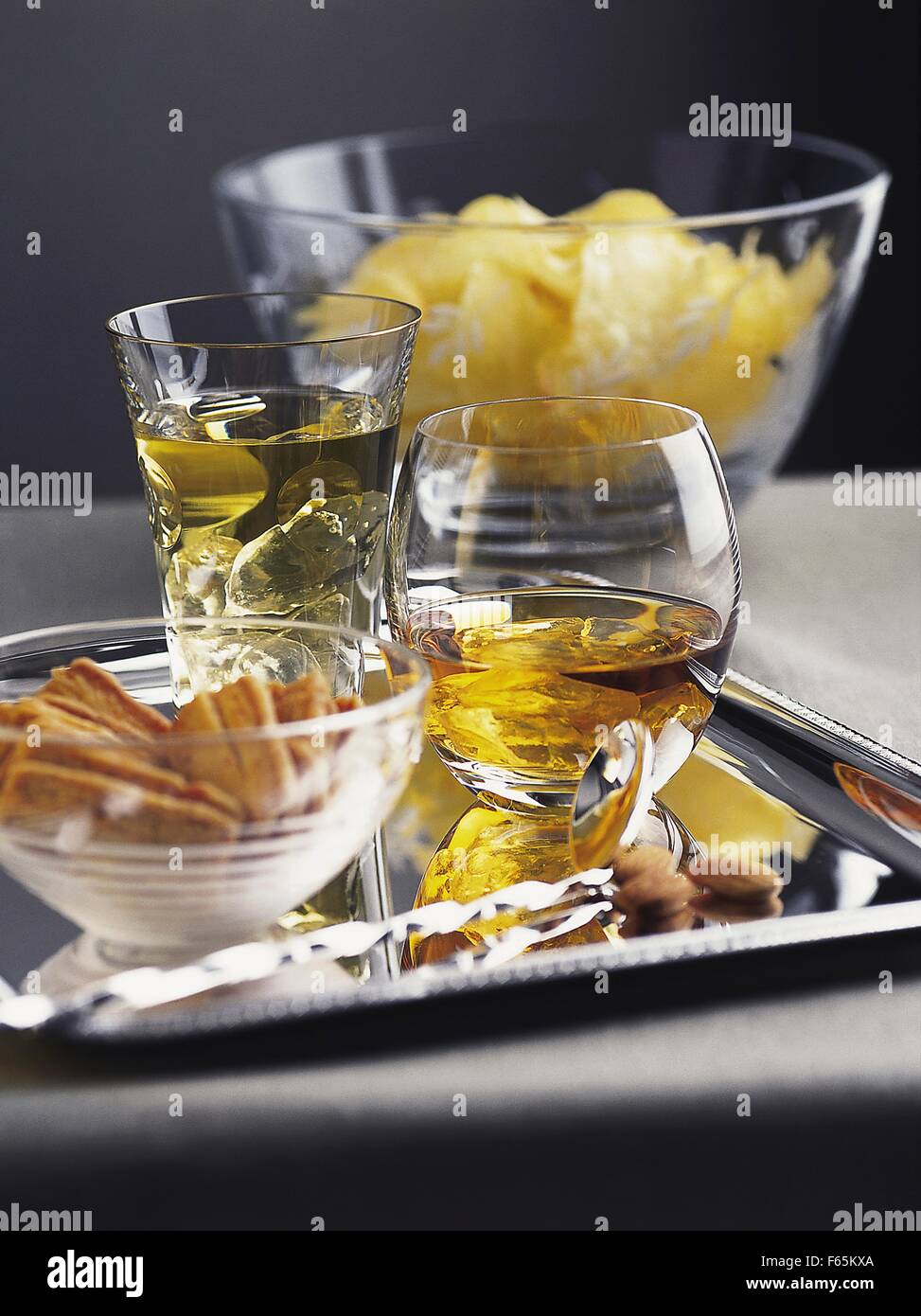 Bandeja aperitivo con whisky Fotografía de stock - Alamy