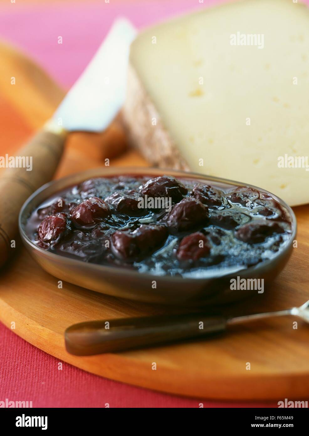 Ossau-Iraty queso y mermelada de cerezas oscuras Foto de stock